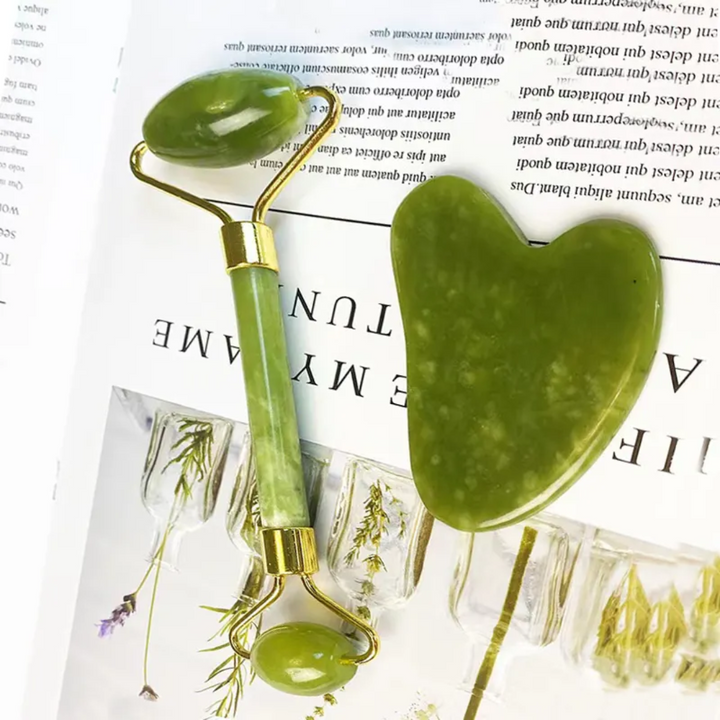 Grüner Jade-Roller und Gua Sha Set, Gesichtsmassage, Entspannung, Hautpflege, Wellness.