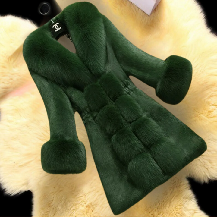 Grüner Pelzmantel, Damenmode, luxuriös, Winterkleidung, elegantes Design, warme Oberbekleidung.