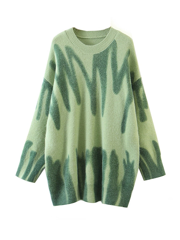 Grüner Oversize-Pullover, abstraktes Muster, Damenmode, weiches Material, Herbstkleidung.