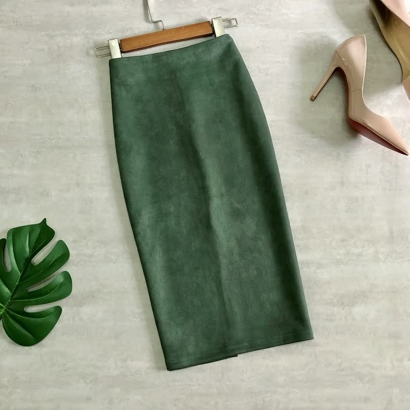 Grüner Bleistiftrock aus Wildleder, knielang, elegant, Damenmode, neben beigen High Heels.