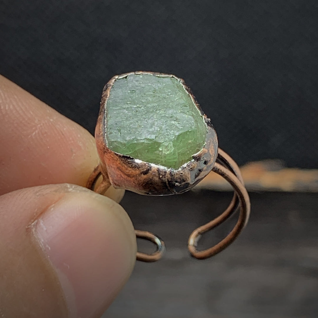 Rohstein-Ring aus Kupfer mit grünem Edelstein, handgefertigter Schmuck, Unikat.
