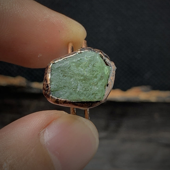Grüner Rohstein-Ring, handgefertigt, Kupferfassung, Unikat, Schmuck, Naturstein, Boho-Stil.