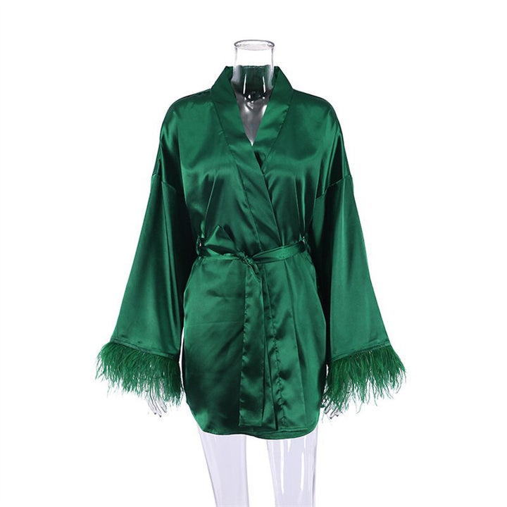 Grüner Satin-Kimono mit Federn, Damen-Bademantel, luxuriöse Nachtwäsche, elegant und stilvoll.