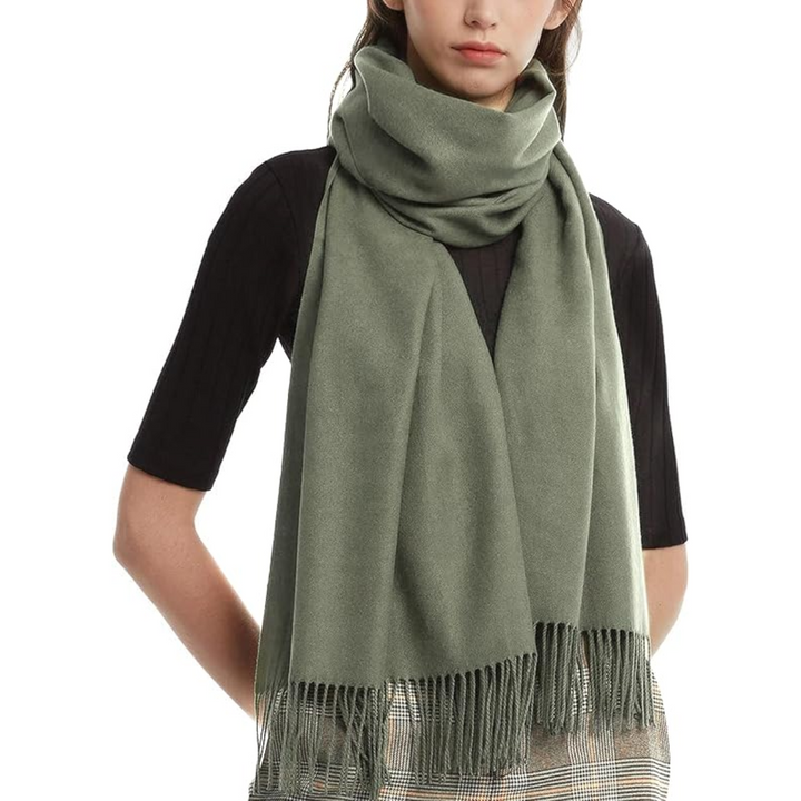 Frau mit olivgrünem Schal aus Kaschmir, elegant, warm, modisch, Herbst-Winter-Accessoire.