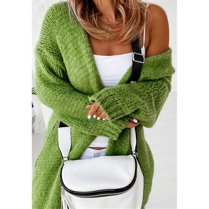 Grüner Strickcardigan Damen, weißes Top, weiße Umhängetasche, modisch, lässig.