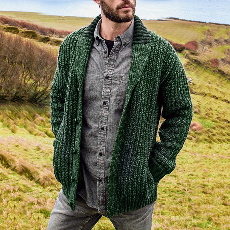 Mann in grüner Strickjacke und grauem Hemd in ländlicher Landschaft, Herrenmode, Outdoor-Bekleidung.