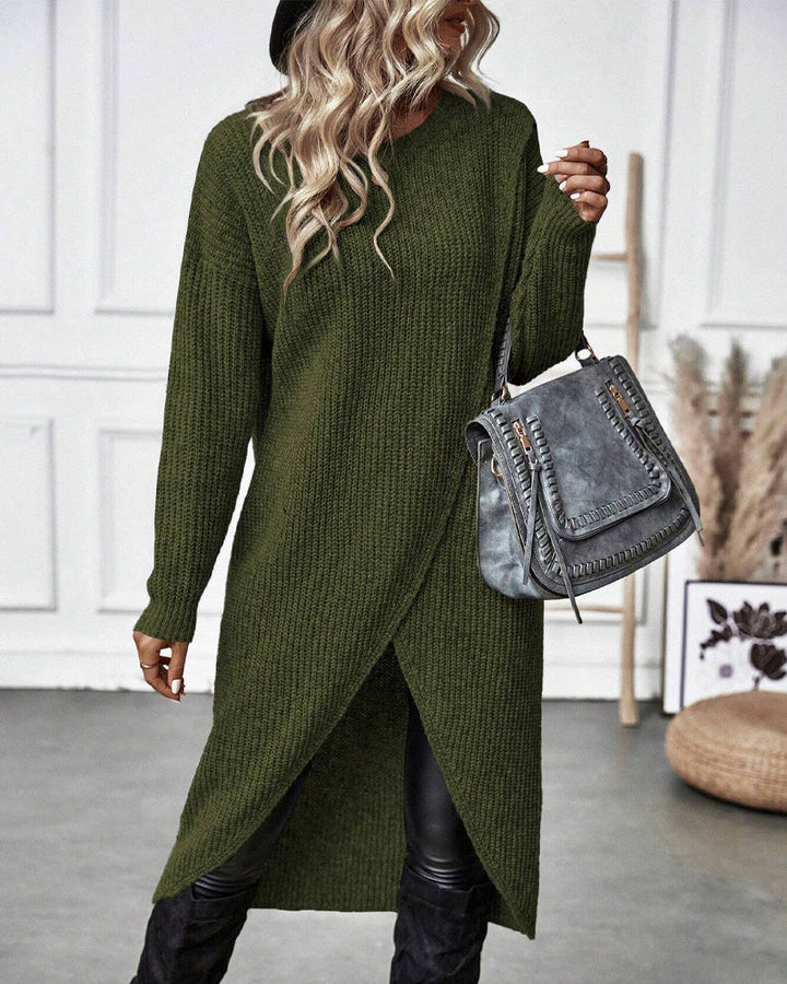 Frau in grünem Strickkleid mit grauer Handtasche, modisch, elegant, Herbstmode, Innenraum.