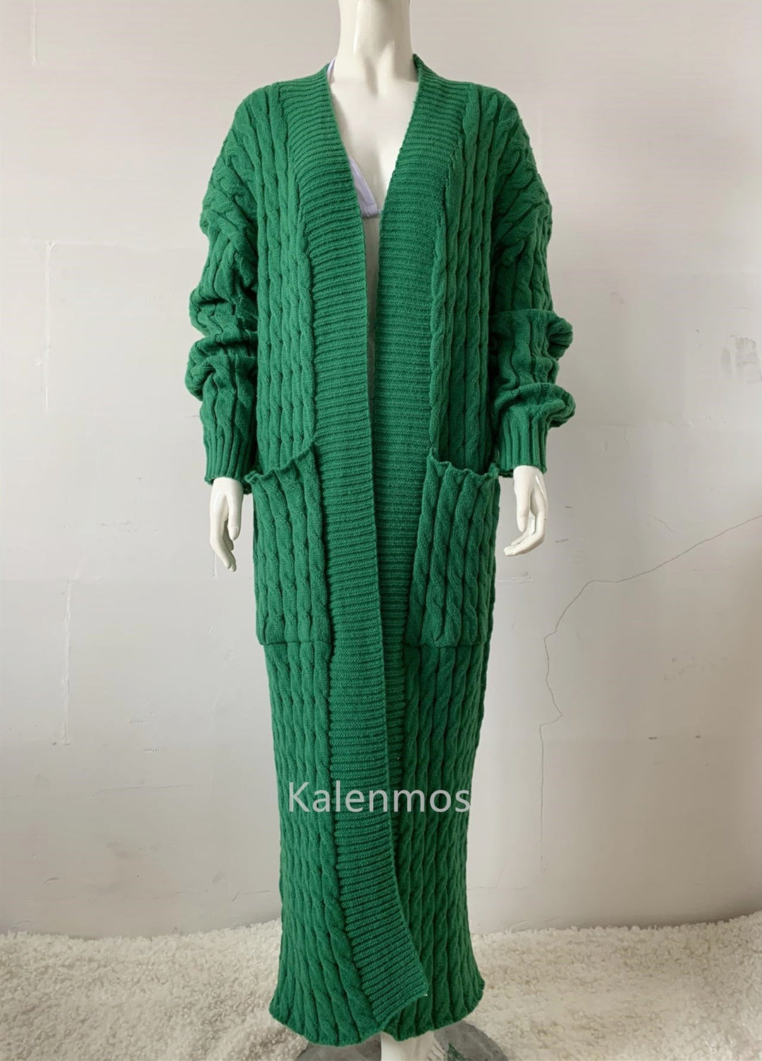 Grüner Strickmantel Damen, lang, Zopfmuster, Taschen, Kalenmos, modisch, gemütlich.