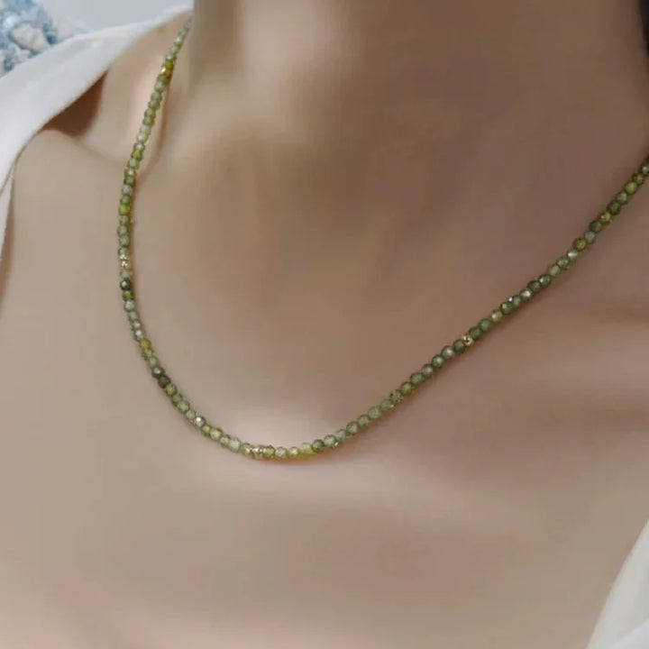 Grüne Turmalin-Halskette, facettierte Perlen, eleganter Schmuck, Damenaccessoire.