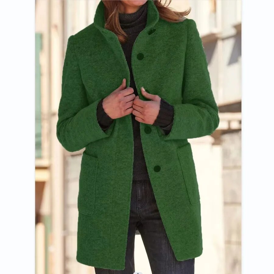 Grüner Damen-Wollmantel, Stehkragen, Knöpfe, Herbst-Wintermode, Vintage-Stil.