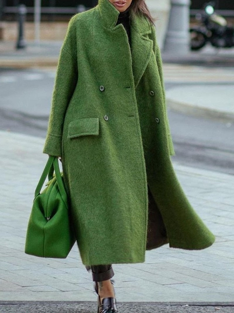 Frau in grünem Wollmantel mit grüner Tasche, modisch, elegant, Herbstmode, Straßenstil.