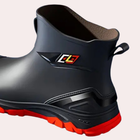 Schwarzer Gummistiefel mit roter Sohle, wasserdicht, Outdoor, robust, langlebig.