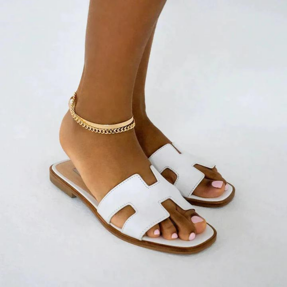 Weiße Ledersandalen mit goldener Fußkette, flach, modisch, Damen-Sommerschuhe.