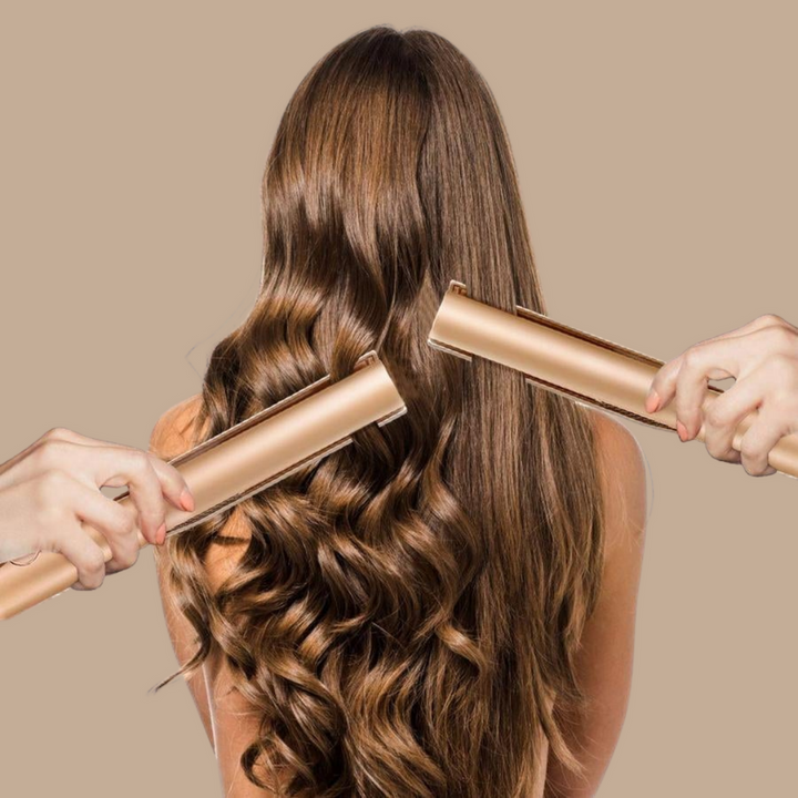 Frau mit langen, welligen Haaren, die mit einem goldenen Glätteisen gestylt werden.