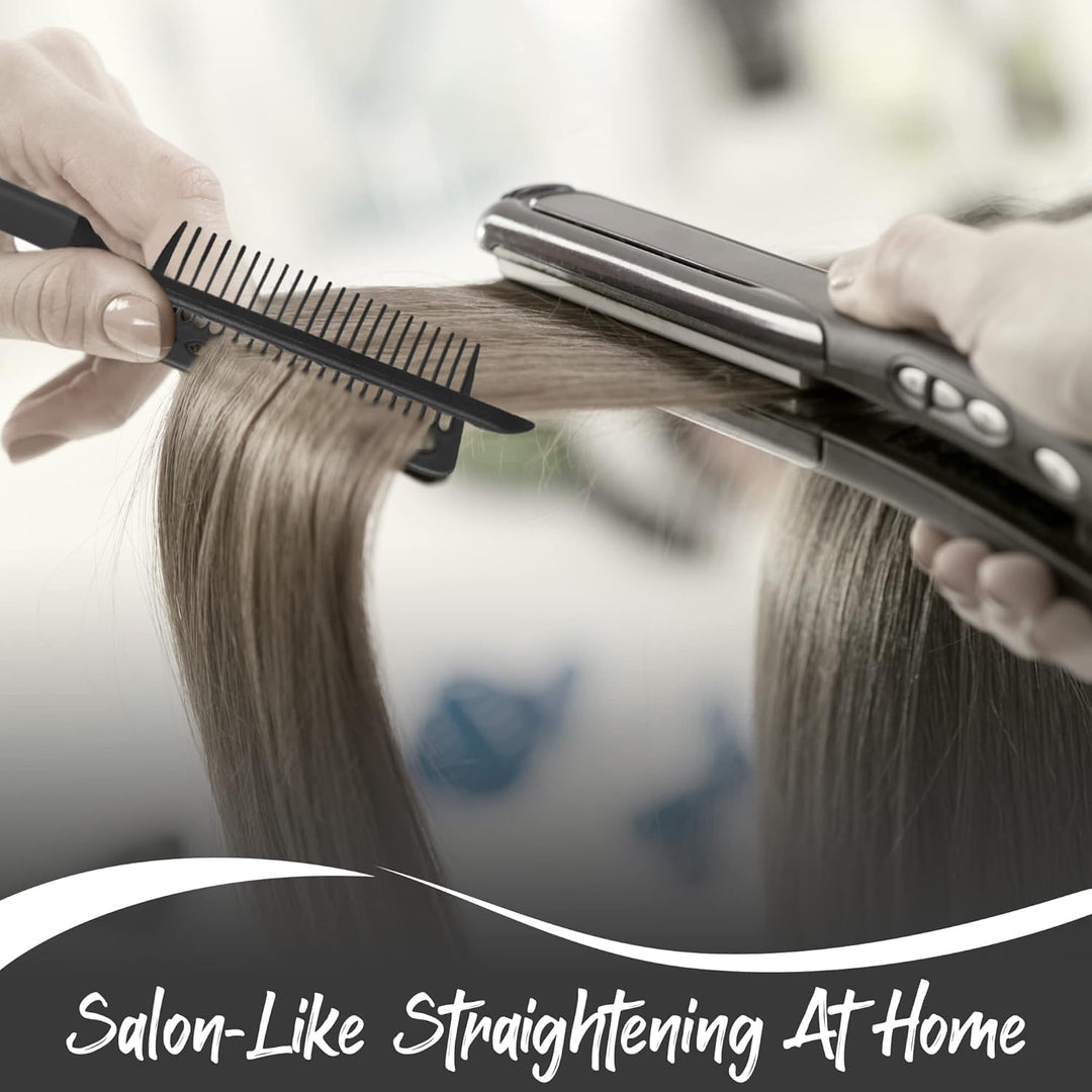 Frau glättet Haare mit schwarzem Haarglätter und Kamm, Haarpflege, Styling zu Hause.