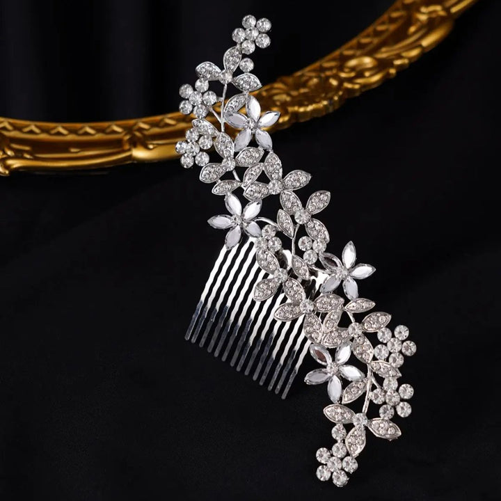 Silberne Haarspange mit Blumenmuster, Strasssteinen, elegantes Accessoire für Hochzeiten.