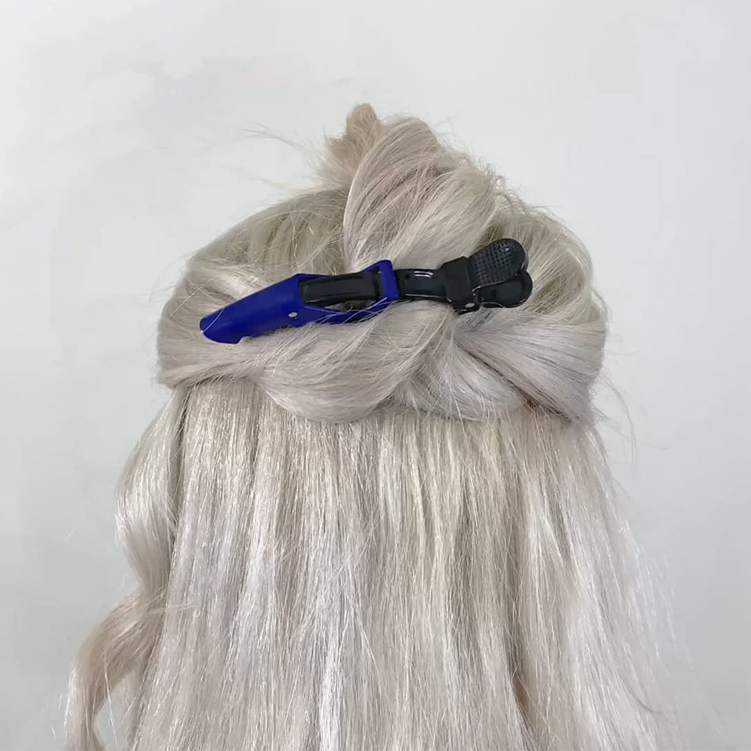 Blonde Haare mit blauem Haarklammer, Frisur, Haarstyling, Accessoire, Mode, Damenfrisur.