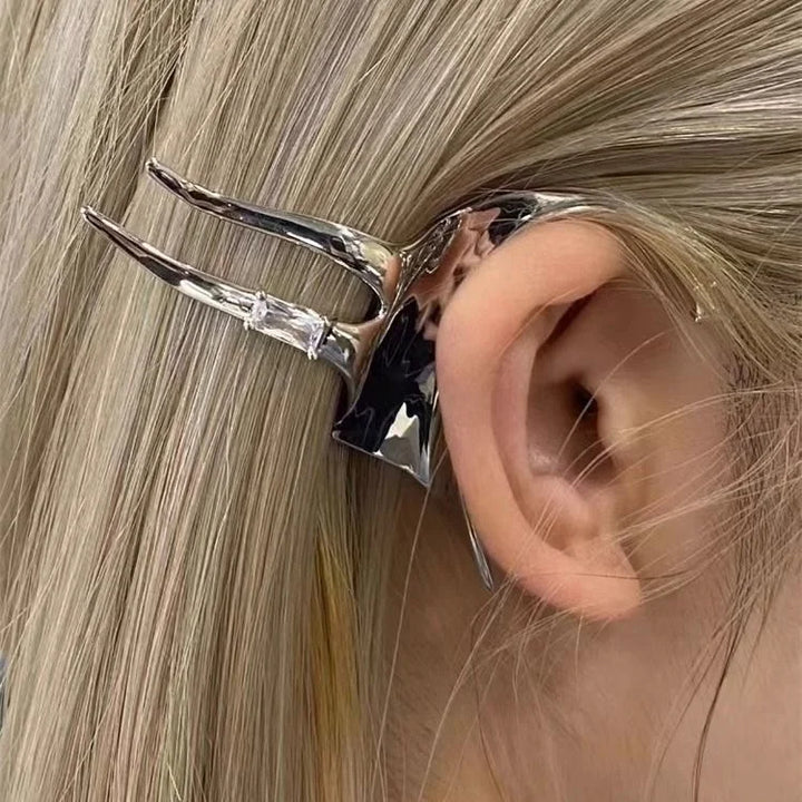 Silberne Haarspange in Hornform, modisches Accessoire, elegantes Design, für Damenfrisuren.