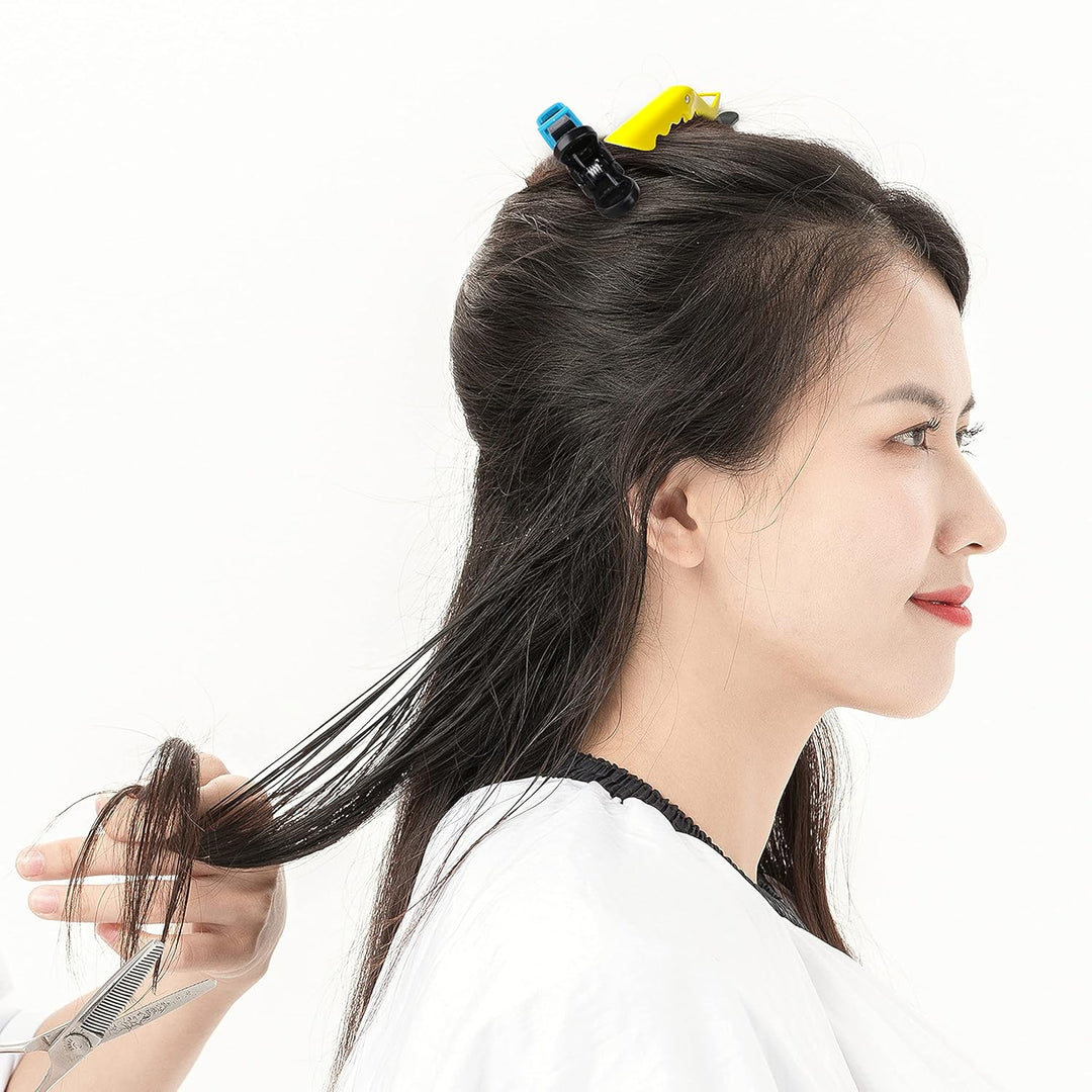 Frau mit langen Haaren, Friseur schneidet, bunte Haarklammern, Friseursalon, Haarstyling.