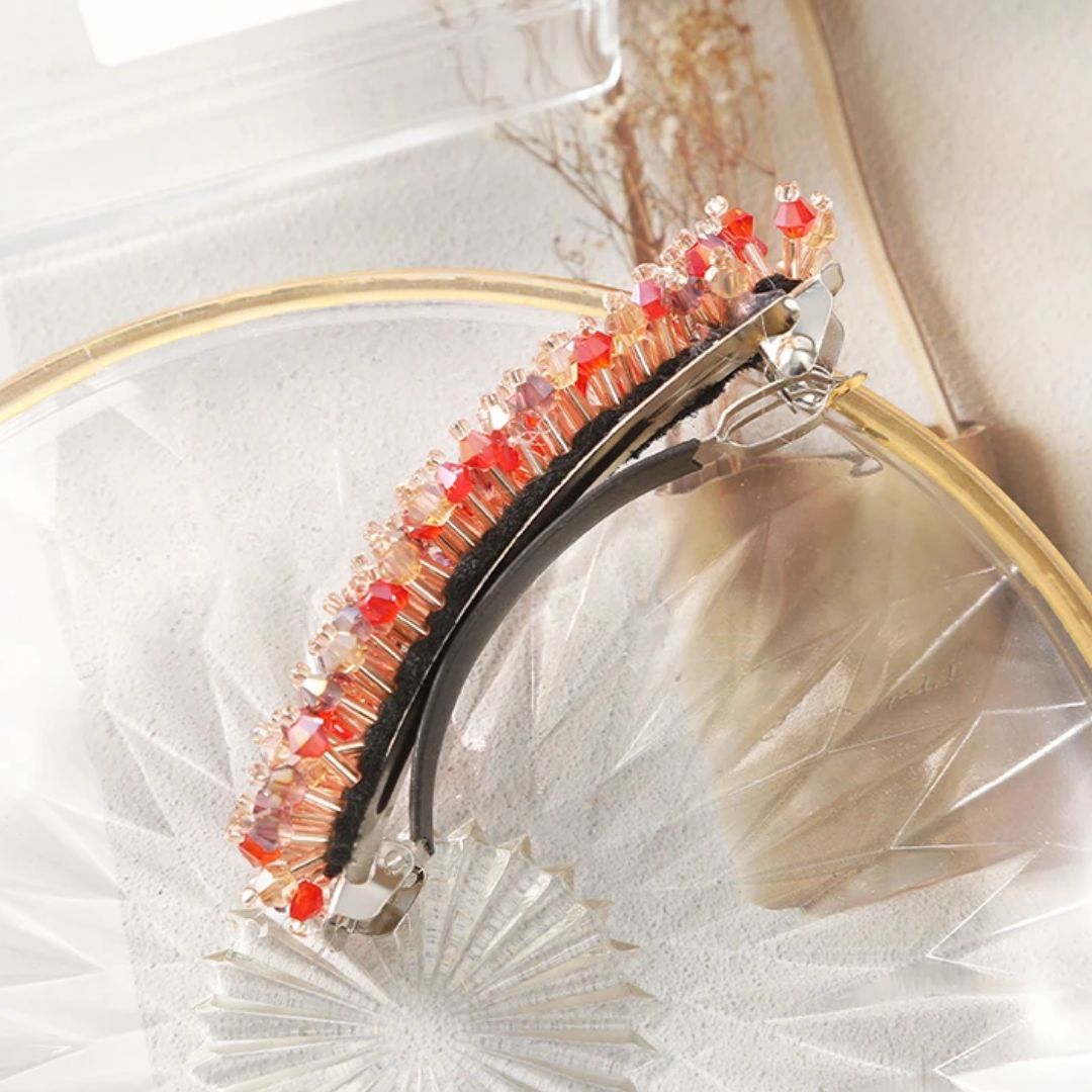 Haarspange mit roten Kristallen, elegantes Design, modisches Accessoire, Damenhaarschmuck.