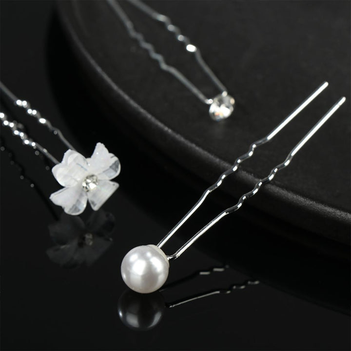 Silberne Haarnadeln mit Perle und Blume, eleganter Haarschmuck für Hochzeiten.