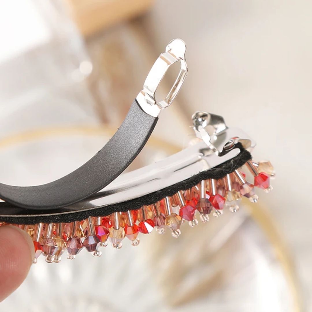 Schwarze Haarspange mit roten und klaren Kristallen, elegantes Accessoire für Damenfrisuren.