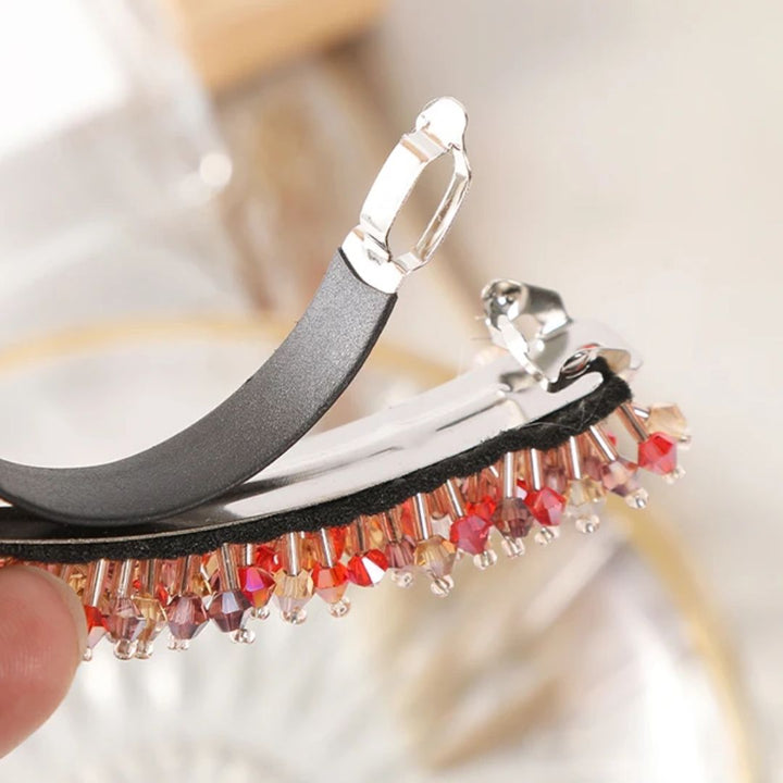 Schwarze Haarspange mit roten und klaren Kristallen, elegantes Accessoire für Damenfrisuren.