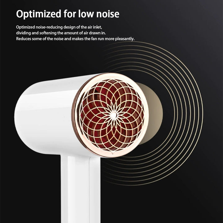 Weißer Haartrockner mit geräuschreduzierendem Design, optimiert für leisen Betrieb.