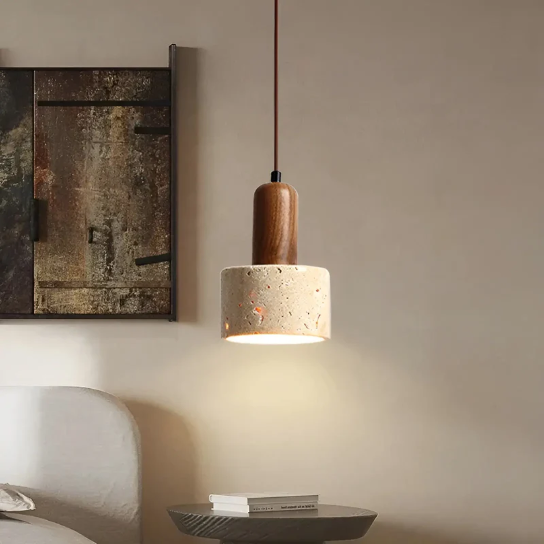 Hängelampe aus Beton und Holz über Nachttisch, modernes Design, warmes Licht, Schlafzimmerbeleuchtung.