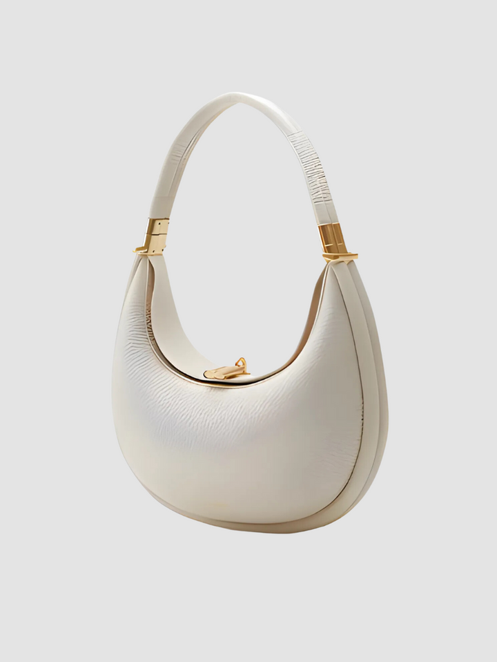 Weiße Lederhandtasche, halbmondförmig, goldene Details, elegantes Design, Damenmode.