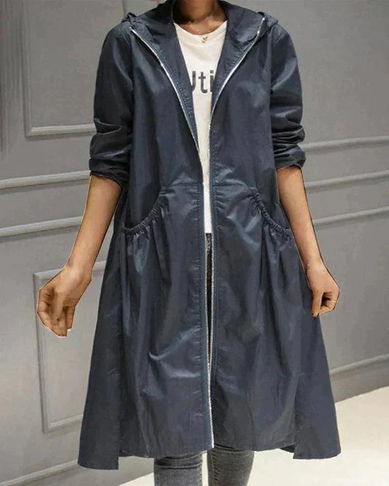 Tmavě modrý rozepnutý plášť s kapucí a nabíranými kapsami na modelce 6