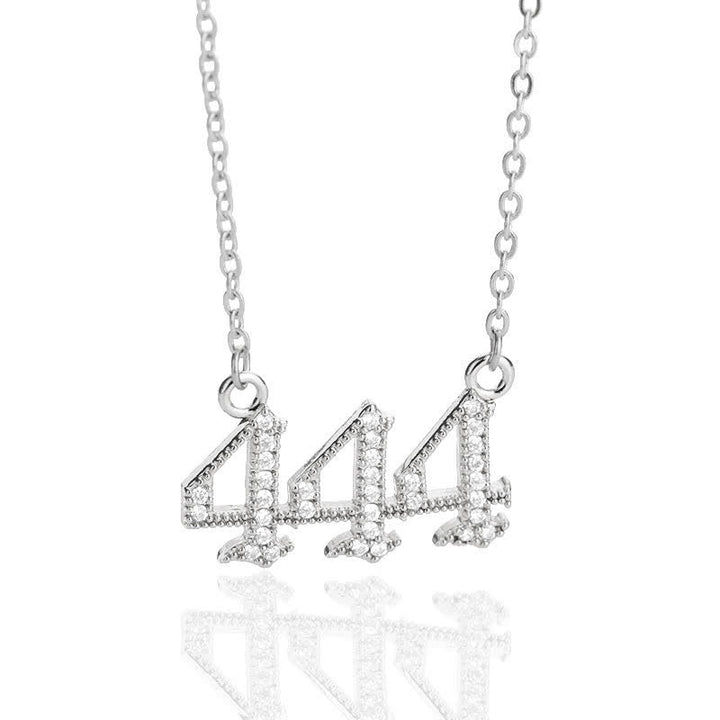 Silberne Halskette mit "444"-Anhänger, Zirkonia-Steine, modisches Schmuckstück, Damenaccessoire.
