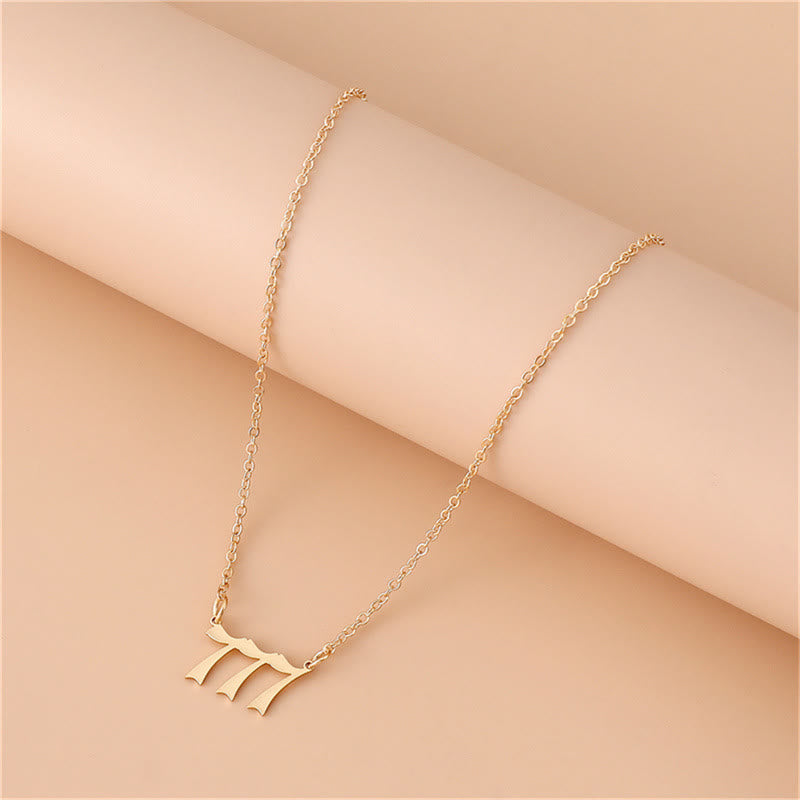 Goldene Halskette mit römischem Zahl-Anhänger, elegantes Schmuckdesign, minimalistisch.