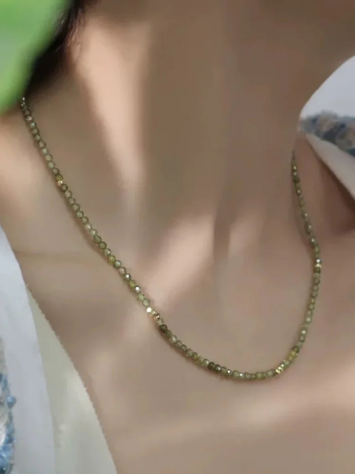 Goldene Halskette auf Hals, elegantes Schmuckstück, minimalistisches Design, Damenmode.
