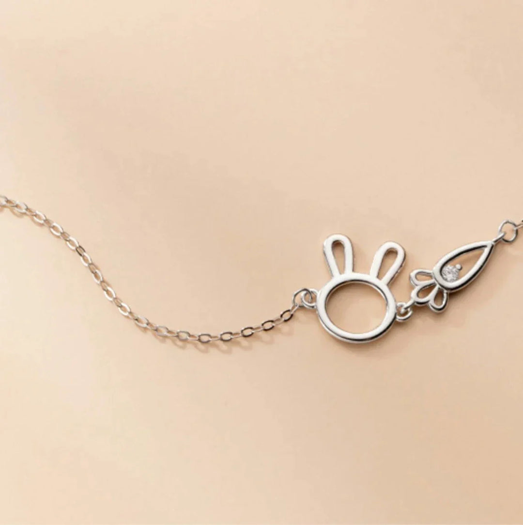 Silberne Hasen-Halskette mit Zirkonia, elegantes Schmuckdesign, Damenaccessoire.