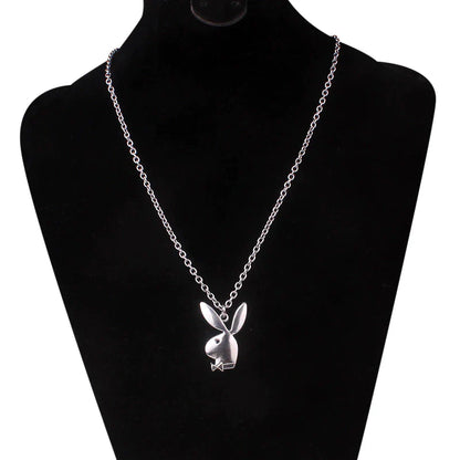 Silberne Halskette mit Hasenanhänger, elegantes Schmuckstück, modisches Accessoire.