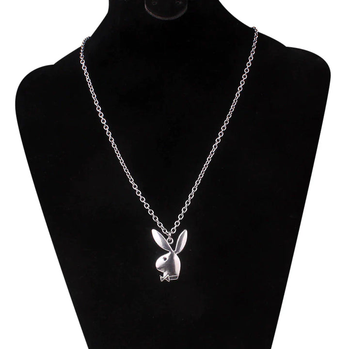 Silberne Halskette mit Hasenanhänger, elegantes Schmuckstück, modisches Accessoire.