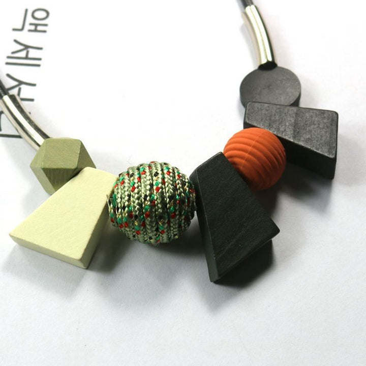 Halskette mit geometrischen Holzperlen, bunt, modern, handgefertigt, Modeschmuck, Damen.