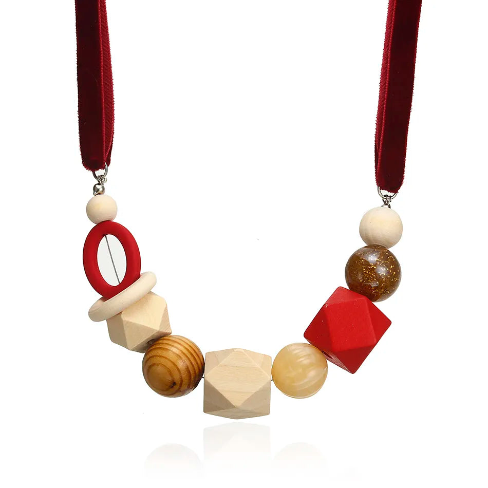 Rote Halskette mit geometrischen Holzperlen, handgefertigt, modisch, einzigartiges Design.