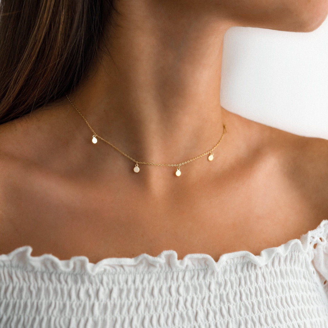Goldene Halskette mit kleinen Kreisen, eleganter Schmuck für Damen, modisches Accessoire.