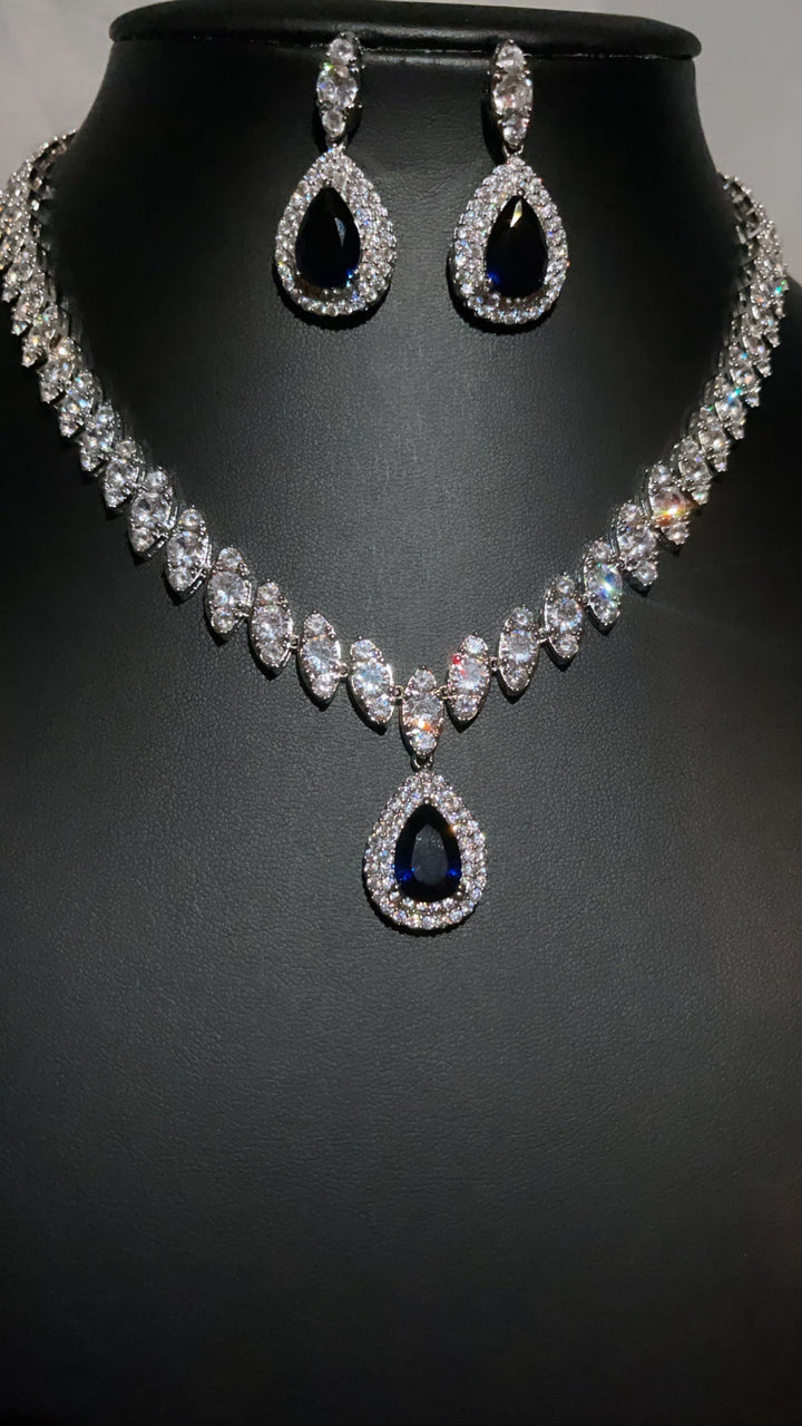 Luxuriöses Schmuckset mit blauen Saphiren und Diamanten, Halskette und Ohrringe.