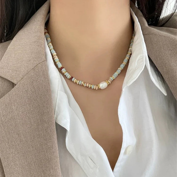 Halskette mit bunten Perlen und weißer Perle, Damenmode, elegantes Accessoire, Schmucktrends.