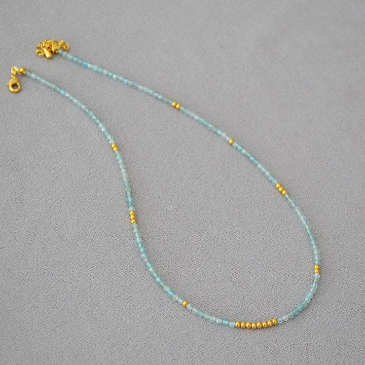 Türkisfarbene Halskette mit goldenen Perlen, handgefertigt, eleganter Schmuck für Damen.