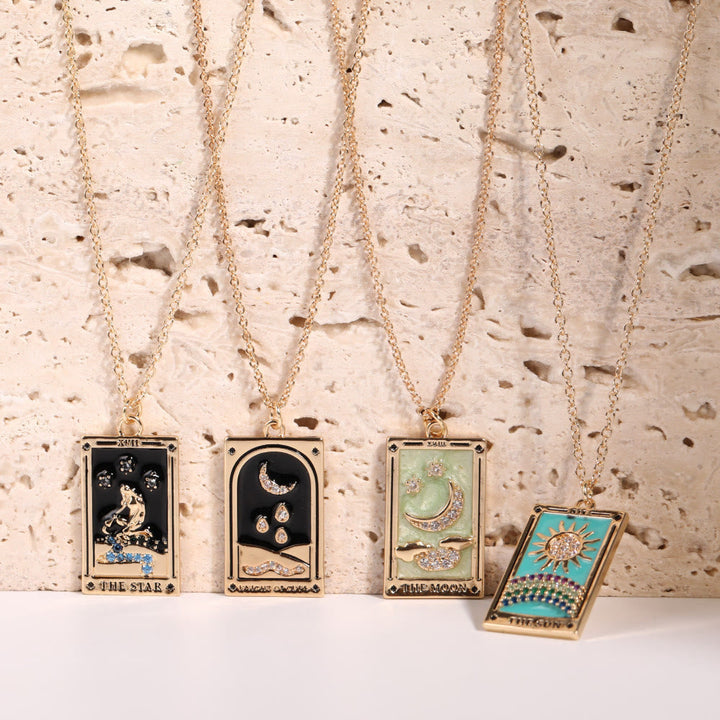 Goldene Halsketten mit astrologischen Anhängern, Sternzeichen, Mond, Sonne, luxuriöses Design.