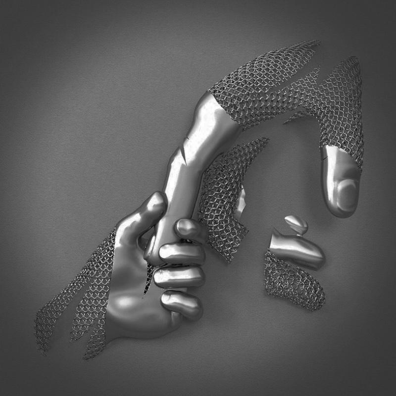 Silberne Skulptur einer Hand mit Hammer, moderne Kunst, Metallstruktur, grauer Hintergrund.