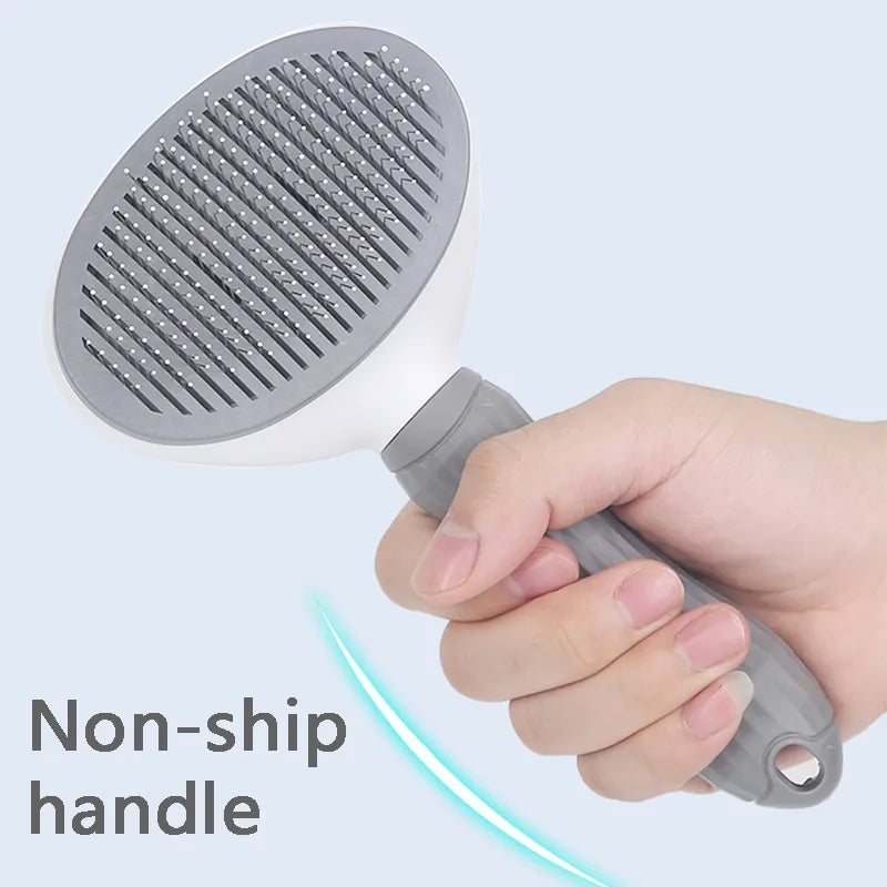 Hand hält graue Haustierbürste mit rutschfestem Griff, ideal für Fellpflege.