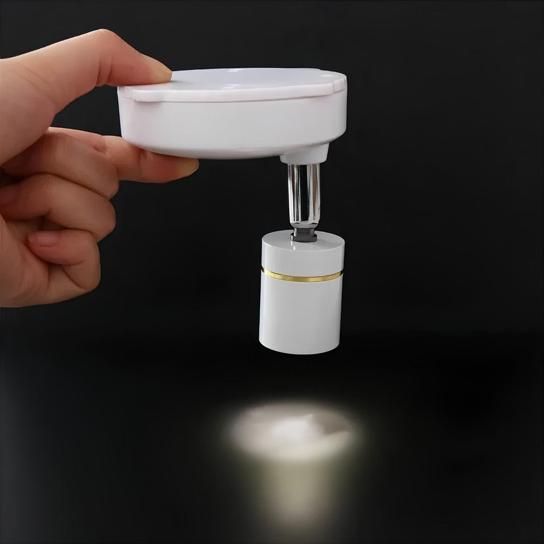 Hand hält weißen LED-Magnetlicht, tragbar, schwarz Hintergrund, energiesparend, modern.