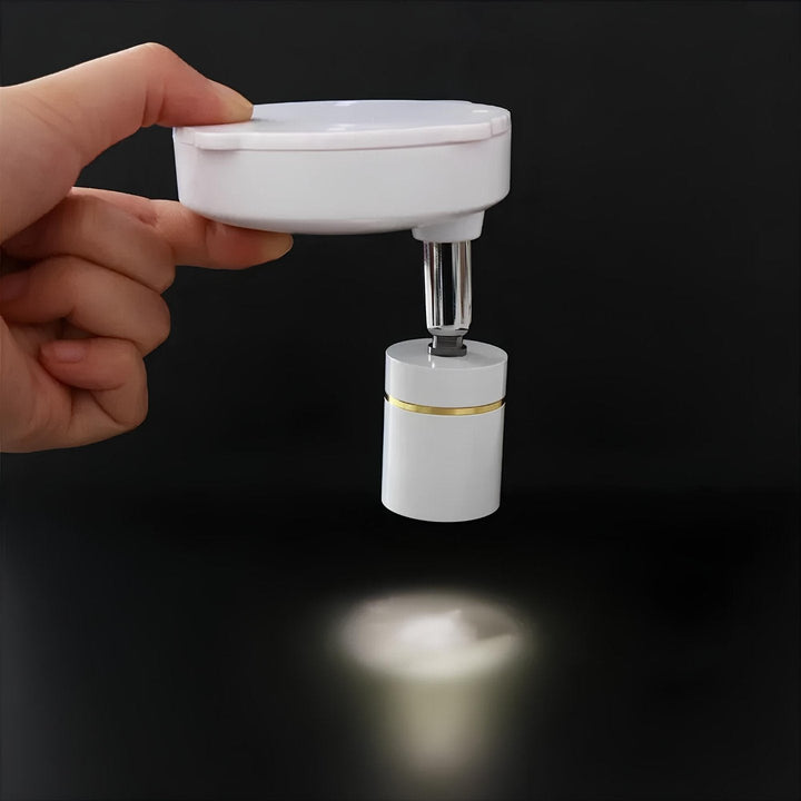 Hand hält weißen LED-Magnetlicht, tragbar, schwarz Hintergrund, energiesparend, modern.