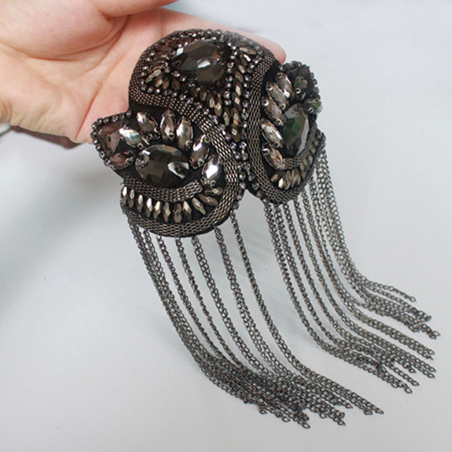 Handgemachte Strass Epaulette mit Quasten, schwarz, modisches Schulteraccessoire, Militärstil.