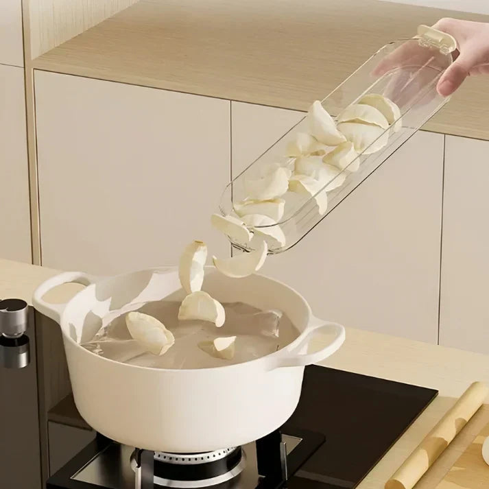 Transparenter Behälter mit geschnittenen Äpfeln, weißer Topf, moderne Küche, Kochen, Lebensmittelzubereitung.